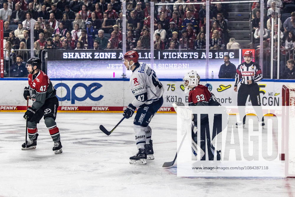 Alexander Karachun (Schwenninger Wild Wings, 47) vs Veli-Matti Vittasmaki (Koelner Haie, 47), Nico Wiens (Koelner Haie, 33) Koelner Haie vs. Schwenninger Wild Wings, Eishockey, Penny DEL, Spieltag 07, 2026 2027, 09.10.2026 Koelner Haie vs. Schwenninger Wild Wings, Eishockey, Penny DEL, Spieltag 07, 2026 2027, 09.10.2026 Koeln