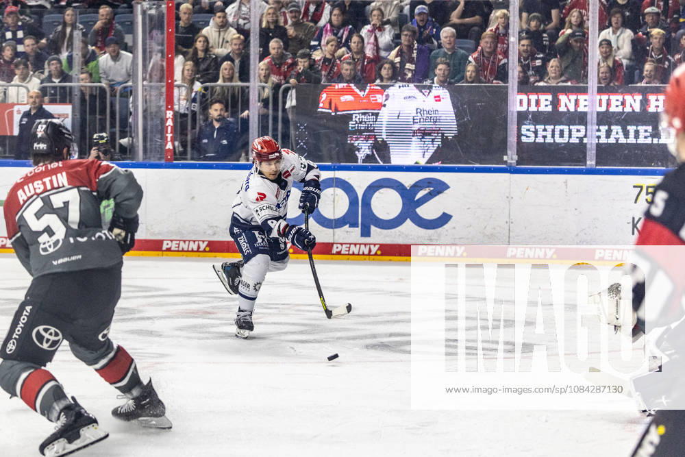 Austin Ortega (Schwenninger Wild Wings, 08) beim Schuss aufs Tor vs Brady Austin (Koelner Haie, 57) Koelner Haie vs. Schwenninger Wild Wings, Eishockey, Penny DEL, Spieltag 07, 2026 2027, 09.10.2026 Koelner Haie vs. Schwenninger Wild Wings, Eishockey, Penny DEL, Spieltag 07, 2026 2027, 09.10.2026 Koeln