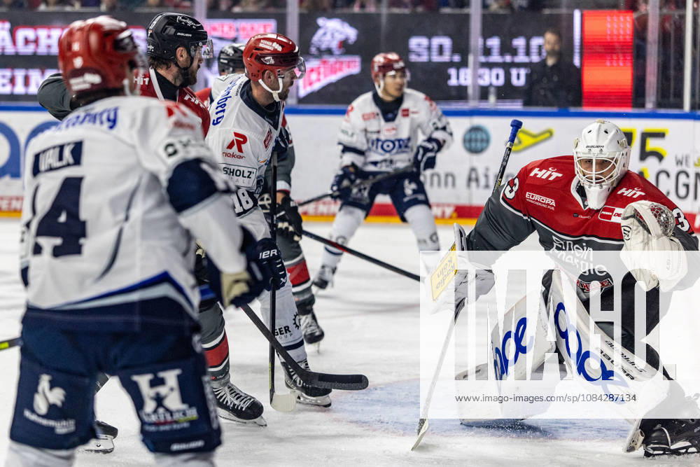 Eric Cornel (Schwenninger Wild Wings, 18) vs Nico Wiens (Koelner Haie, 33) Koelner Haie vs. Schwenninger Wild Wings, Eishockey, Penny DEL, Spieltag 07, 2026 2027, 09.10.2026 Koelner Haie vs. Schwenninger Wild Wings, Eishockey, Penny DEL, Spieltag 07, 2026 2027, 09.10.2026 Koeln