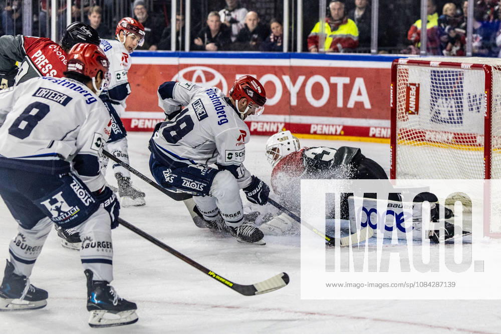 Eric Cornel (Schwenninger Wild Wings, 18) vs Nico Wiens (Koelner Haie, 33), Austin Ortega (Schwenninger Wild Wings, 08) Koelner Haie vs. Schwenninger Wild Wings, Eishockey, Penny DEL, Spieltag 07, 2026 2027, 09.10.2026 Koelner Haie vs. Schwenninger Wild Wings, Eishockey, Penny DEL, Spieltag 07, 2026 2027, 09.10.2026 Koeln