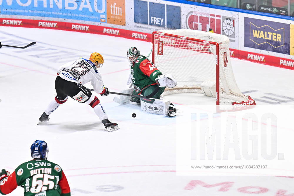 Penny DEL; Augsburger Panther - Fischtown Pinguins, 09.10.2026 AUGSBURG, GERMANY; 09. OCTOBER: Max GÖRTZ (Fischtown Pinguins 23) scheitert freistehend vor Tobias ANCICKA (Augsburger Panther 45) während dem Match der Penny DEL zwischen den Augsburger Panthern und den Fischtown Pinguins am 7. Spieltag im Curt Frenzel Stadion
