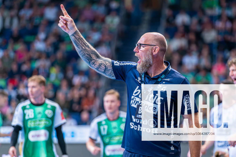 AleÅ¡ Pajović (SG Flensburg-Handewitt, Trainer) (v.l.), TSV Hannover-Burgdorf (grün) gegen SG Flensburg-Handewitt (blau) am 8. Spieltag der Saison 2026 2027 in der Opel Handball-Bundesliga (09.10.2026, ZAG Arena (Hannover, GER),
