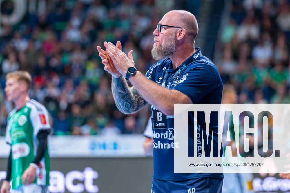 AleÅ¡ Pajović (SG Flensburg-Handewitt, Trainer) (v.l.), TSV Hannover-Burgdorf (grün) gegen SG Flensburg-Handewitt (blau) am 8. Spieltag der Saison 2026 2027 in der Opel Handball-Bundesliga (09.10.2026, ZAG Arena (Hannover, GER),
