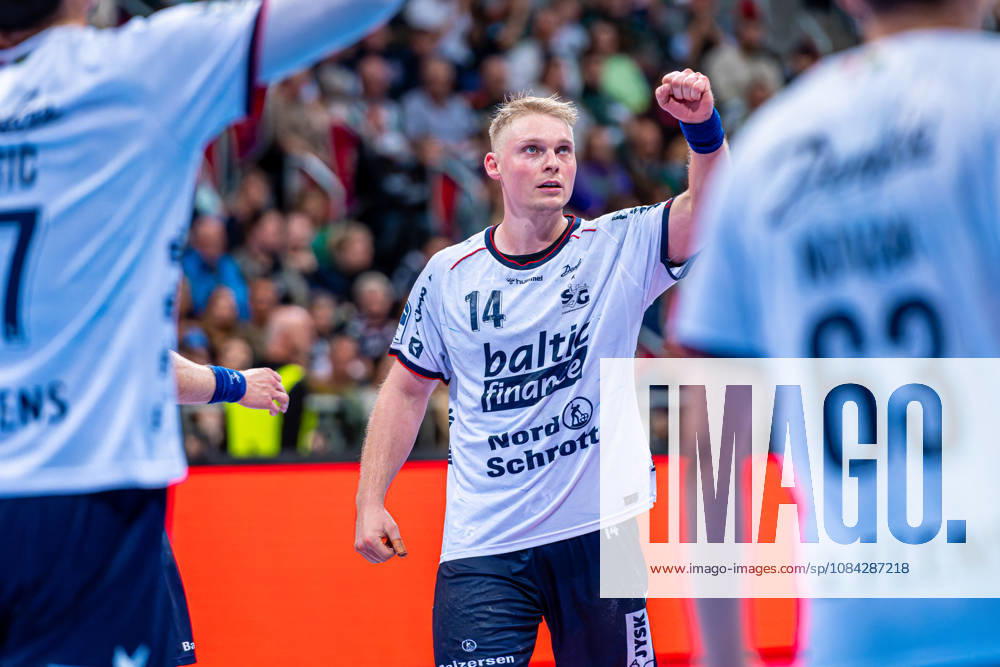 Emil Bergholt (SG Flensburg-Handewitt, Nr. 14) (v.l.), TSV Hannover-Burgdorf (grün) gegen SG Flensburg-Handewitt (blau) am 8. Spieltag der Saison 2026 2027 in der Opel Handball-Bundesliga (09.10.2026, ZAG Arena (Hannover, GER),
