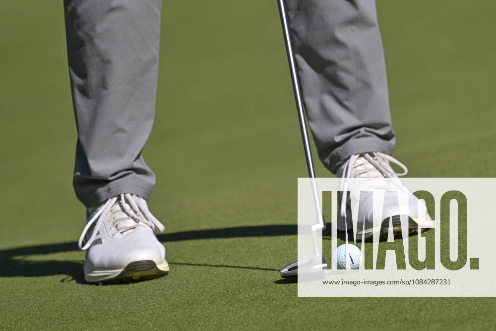 Close-up of a playerâ€⠢s hand placing the ball on the mark during the Open de Espao±a presented by Madrid at Club de Campo Villa de Madrid on October 09, 2026 in Madrid, Spain. Open GOLF De Spain Presented By Madrid - 10.09.26 (Second Day) - ZUMAc312 20261009_zsp_c312_426
