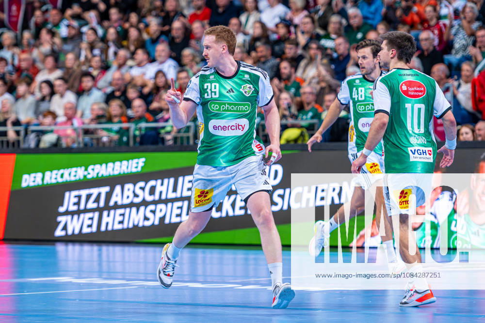 Lukas Stutzke (TSV Hannover-Burgdorf, Nr. 39) (v.l.), TSV Hannover-Burgdorf (grün) gegen SG Flensburg-Handewitt (blau) am 8. Spieltag der Saison 2026 2027 in der Opel Handball-Bundesliga (09.10.2026, ZAG Arena (Hannover, GER),