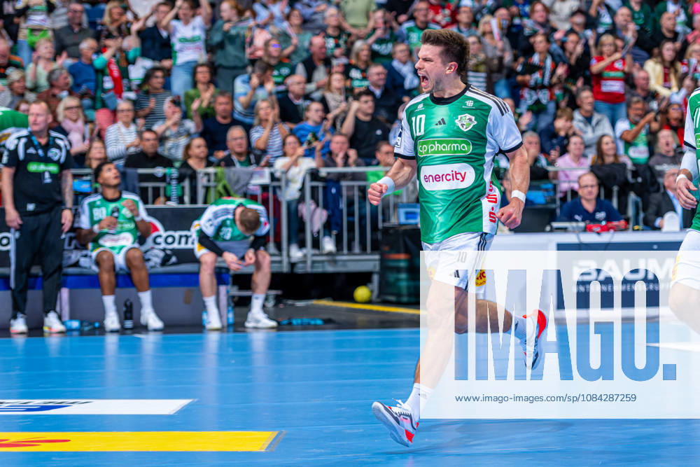 Renars Uscins (TSV Hannover-Burgdorf, Nr. 10) (v.l.), TSV Hannover-Burgdorf (grün) gegen SG Flensburg-Handewitt (blau) am 8. Spieltag der Saison 2026 2027 in der Opel Handball-Bundesliga (09.10.2026, ZAG Arena (Hannover, GER),