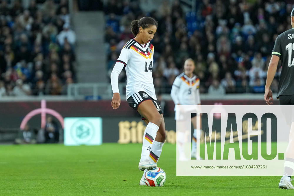 Cora Zicai (Deutschland Frauen-Nationalmannschaft, 14) am Ball , Deutschland, Fussball, Länderspiel, Freundschaftsspiel, Testspiel, 2026 2027, Deutschland vs. Australien, 09.10.2026, BBBank Wildpark, Karlsruhe Karlsruhe BBBank Wildpark Baden-Wuerttemberg Deutschland