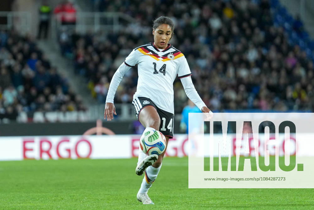 Cora Zicai (Deutschland Frauen-Nationalmannschaft, 14) am Ball , Deutschland, Fussball, Länderspiel, Freundschaftsspiel, Testspiel, 2026 2027, Deutschland vs. Australien, 09.10.2026, BBBank Wildpark, Karlsruhe Karlsruhe BBBank Wildpark Baden-Wuerttemberg Deutschland