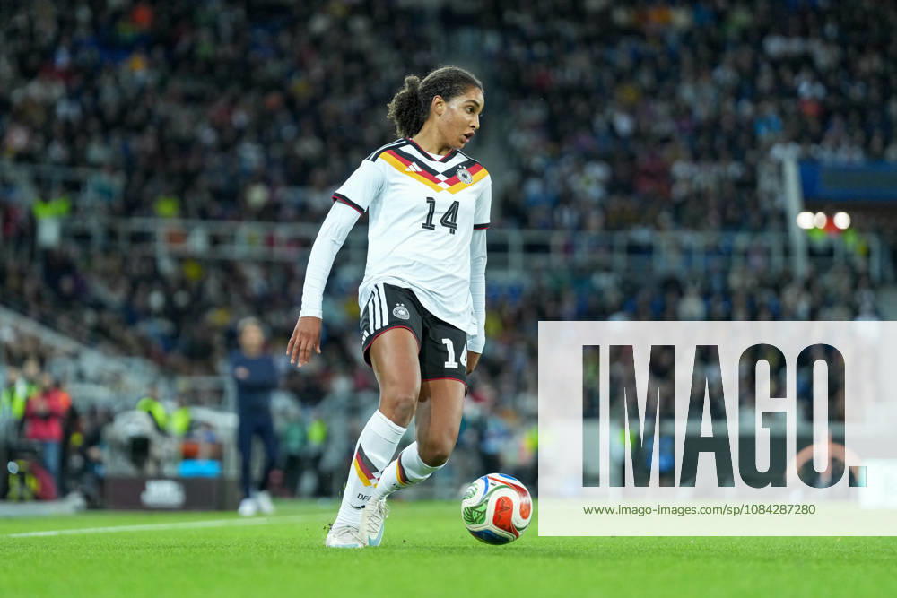 Cora Zicai (Deutschland Frauen-Nationalmannschaft, 14) am Ball , Deutschland, Fussball, Länderspiel, Freundschaftsspiel, Testspiel, 2026 2027, Deutschland vs. Australien, 09.10.2026, BBBank Wildpark, Karlsruhe Karlsruhe BBBank Wildpark Baden-Wuerttemberg Deutschland