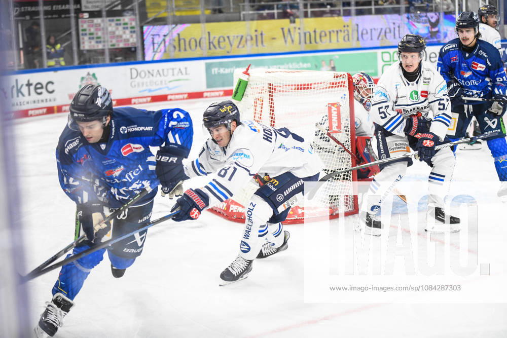 Straubing Tigers vs. Iserlohn Roosters, Eishockey, Deutsche Eishockey Liga, Penny DEL, 7.Spieltag, Saison 2026 2027, 09.10.2026 Joseph Duszak (Straubing Tigers) an der BAnde mit Mac Hollowell (Iserlohn Roosters), Eishockey Herren, Deutsche Eishockey Liga, Penny DEL, 5.Spieltag, Saison 2026 2027 am 09.10.2026 im Eisstadion am Pulverturm, Straubing Tigers (blau) gegen Iserlohn Roosters (weiss)