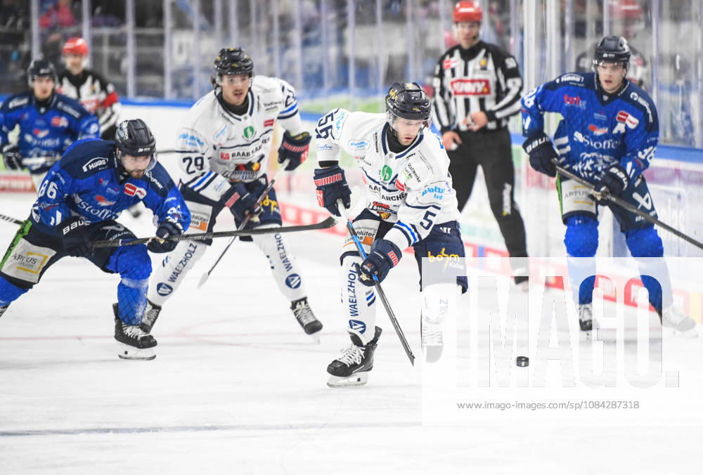 Straubing Tigers vs. Iserlohn Roosters, Eishockey, Deutsche Eishockey Liga, Penny DEL, 7.Spieltag, Saison 2026 2027, 09.10.2026 Skyler McKenzie (Straubing Tigers) im Duell mit Robin Norell (Iserlohn Roosters), Eishockey Herren, Deutsche Eishockey Liga, Penny DEL, 5.Spieltag, Saison 2026 2027 am 09.10.2026 im Eisstadion am Pulverturm, Straubing Tigers (blau) gegen Iserlohn Roosters (weiss)