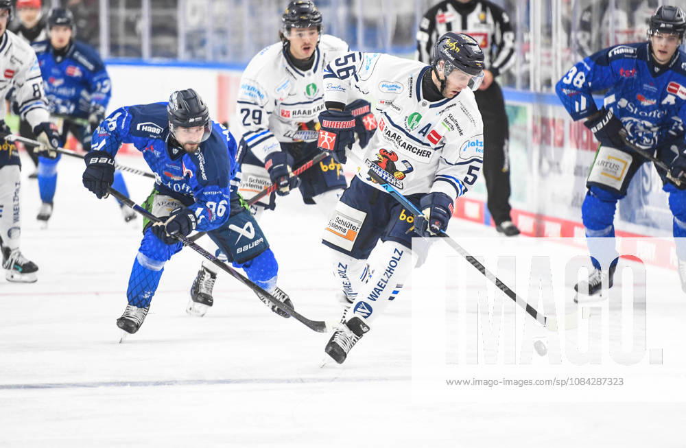 Straubing Tigers vs. Iserlohn Roosters, Eishockey, Deutsche Eishockey Liga, Penny DEL, 7.Spieltag, Saison 2026 2027, 09.10.2026 Skyler McKenzie (Straubing Tigers) im Duell mit Robin Norell (Iserlohn Roosters), Eishockey Herren, Deutsche Eishockey Liga, Penny DEL, 5.Spieltag, Saison 2026 2027 am 09.10.2026 im Eisstadion am Pulverturm, Straubing Tigers (blau) gegen Iserlohn Roosters (weiss)