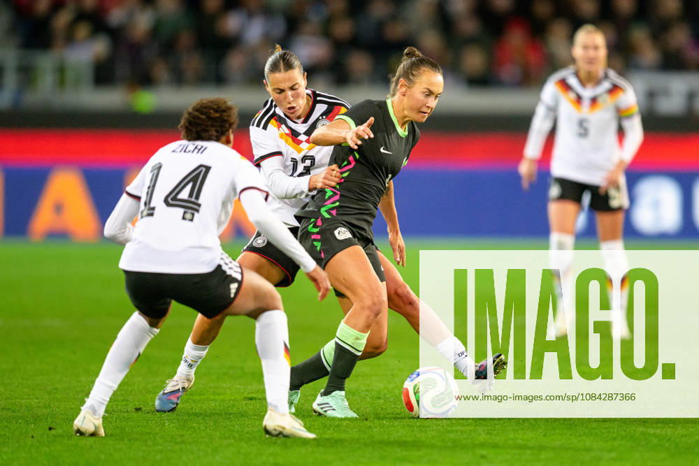 Fußball, Nationalmanschaft Freundschaftsspiel Frauen, 20261009, Deutschland - Australien. Im Bild v.l. Cora Zicai (Deutschland), Carlotta Wamser (Deutschland), Caitlin Foord (Australien) Zweikampf Ball. Karlsruhe BBBank Wildpark Baden-Württemberg Deutschland