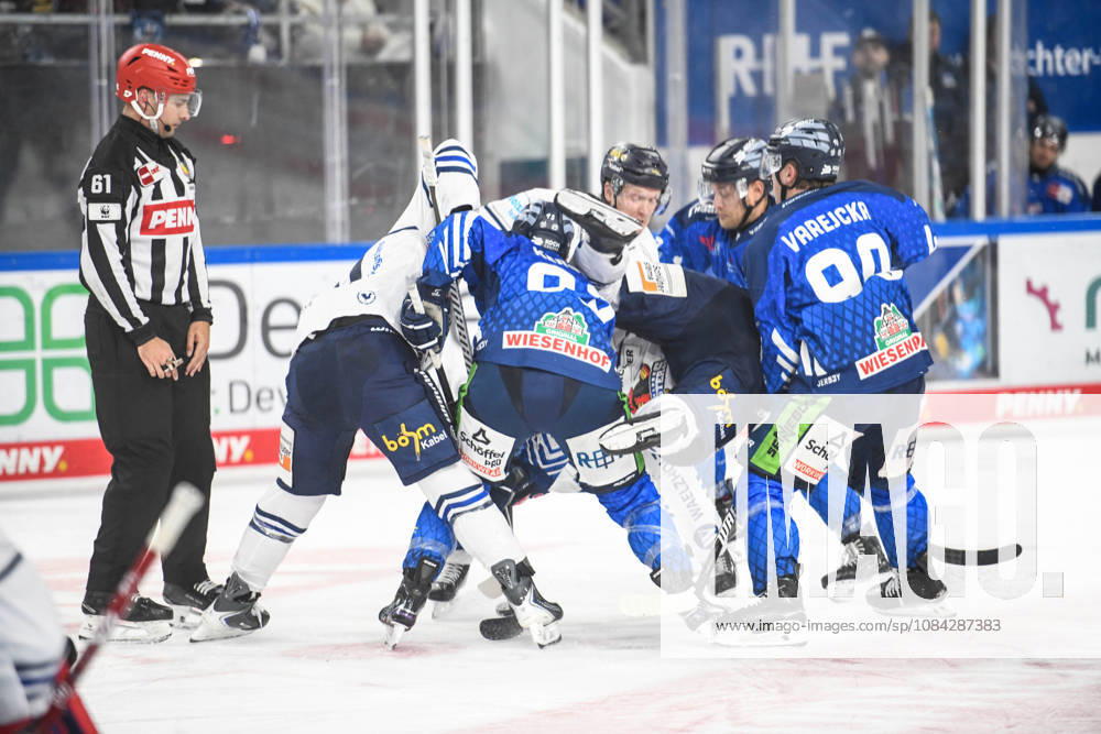 Straubing Tigers vs. Iserlohn Roosters, Eishockey, Deutsche Eishockey Liga, Penny DEL, 7.Spieltag, Saison 2026 2027, 09.10.2026 Spencer Kersten und Filip Varejcka (Straubing Tigers) mit Emil Johansson (Iserlohn Roosters), Eishockey Herren, Deutsche Eishockey Liga, Penny DEL, 5.Spieltag, Saison 2026 2027 am 09.10.2026 im Eisstadion am Pulverturm, Straubing Tigers (blau) gegen Iserlohn Roosters (weiss)