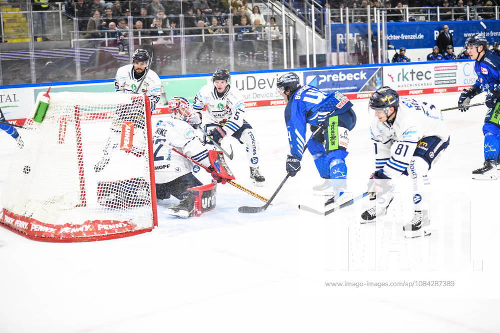 Straubing Tigers vs. Iserlohn Roosters, Eishockey, Deutsche Eishockey Liga, Penny DEL, 7.Spieltag, Saison 2026 2027, 09.10.2026 Max Bleicher (Straubing Tigers) ueberwindet Andreas Jenike (Iserlohn Roosters) und erziehlt das 1.DEL Tor, Eishockey Herren, Deutsche Eishockey Liga, Penny DEL, 5.Spieltag, Saison 2026 2027 am 09.10.2026 im Eisstadion am Pulverturm, Straubing Tigers (blau) gegen Iserlohn Roosters (weiss)