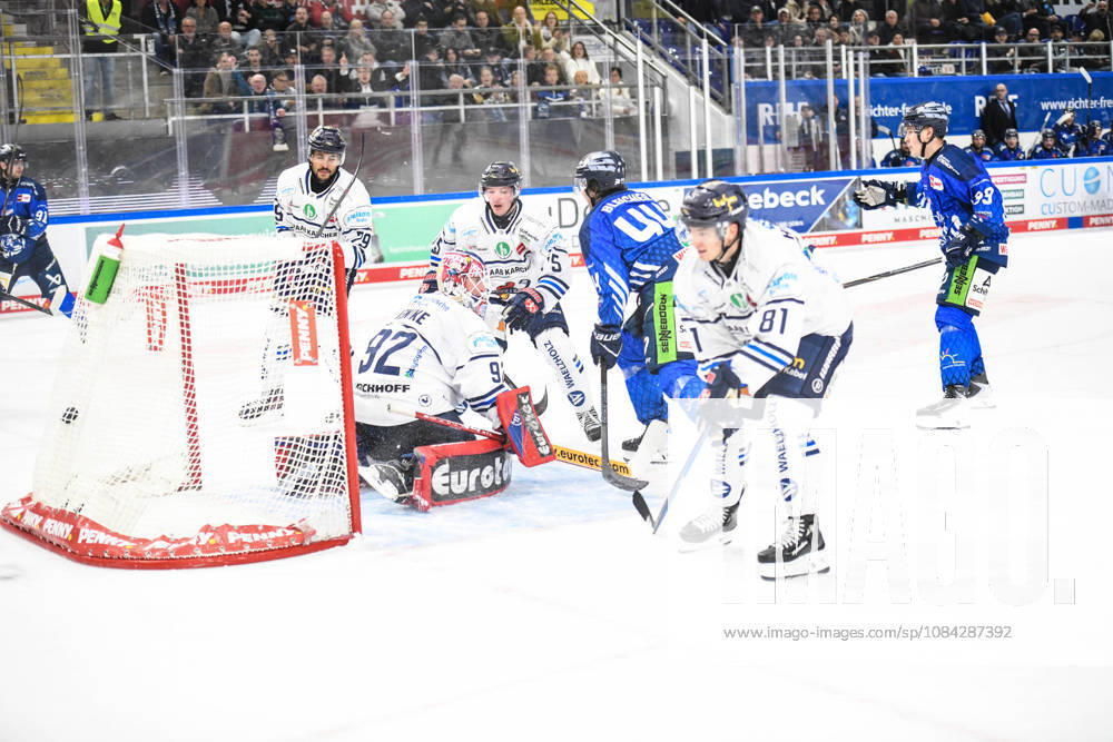Straubing Tigers vs. Iserlohn Roosters, Eishockey, Deutsche Eishockey Liga, Penny DEL, 7.Spieltag, Saison 2026 2027, 09.10.2026 Max Bleicher (Straubing Tigers) ueberwindet Andreas Jenike (Iserlohn Roosters) und erziehlt das 1.DEL Tor, Eishockey Herren, Deutsche Eishockey Liga, Penny DEL, 5.Spieltag, Saison 2026 2027 am 09.10.2026 im Eisstadion am Pulverturm, Straubing Tigers (blau) gegen Iserlohn Roosters (weiss)