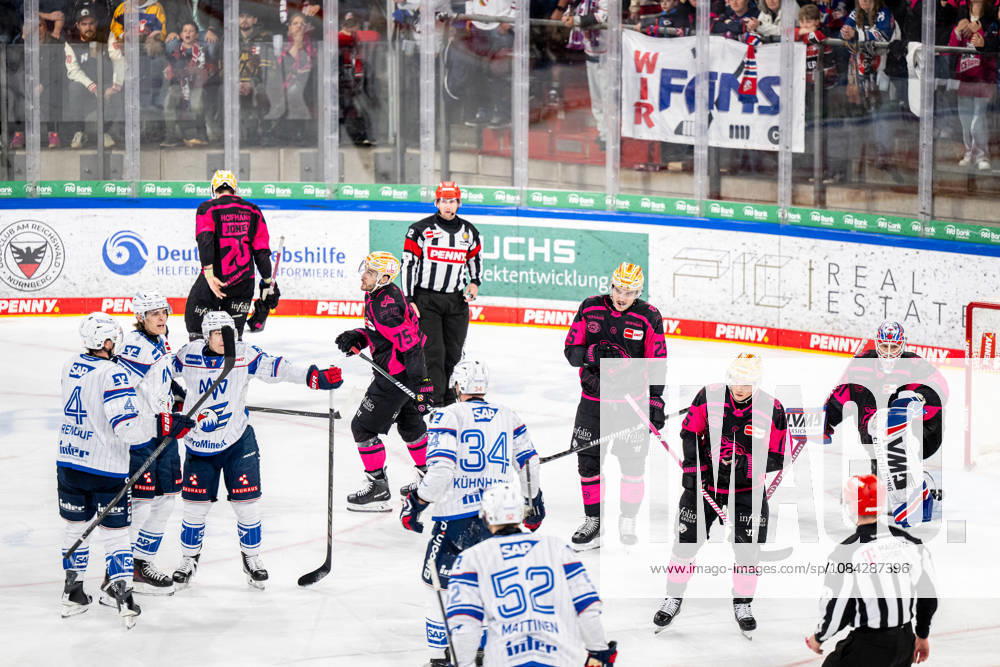 Eishockey - Saison 2026 2027 - Penny DEL - Nürnberg Ice Tigers Icetigers - Adler Mannheim - ThHa - - Torjubel, Freude, Jubel Alexander Ehl (28, Adler Mannheim ) Lennard Nieleck (72, Adler Mannheim ), William Dufour (25, Nürnberg Ice Tigers, NIT ) traurig, enttäuscht