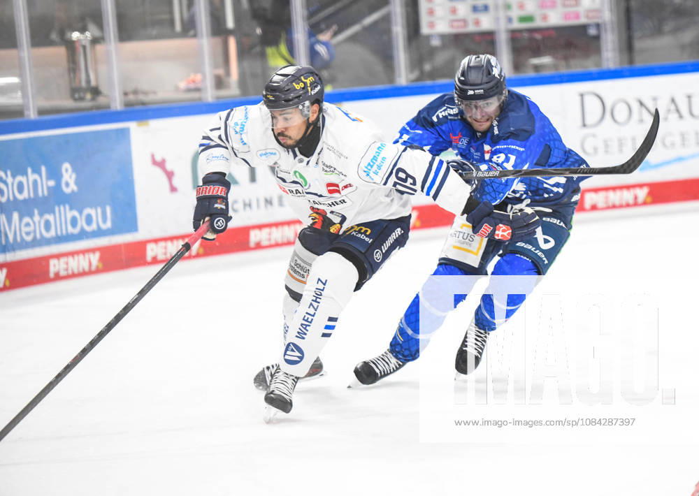 Straubing Tigers vs. Iserlohn Roosters, Eishockey, Deutsche Eishockey Liga, Penny DEL, 7.Spieltag, Saison 2026 2027, 09.10.2026 Hudson Elynuik (Straubing Tigers) hinter Colin Ugbekile (Iserlohn Roosters), Eishockey Herren, Deutsche Eishockey Liga, Penny DEL, 5.Spieltag, Saison 2026 2027 am 09.10.2026 im Eisstadion am Pulverturm, Straubing Tigers (blau) gegen Iserlohn Roosters (weiss)