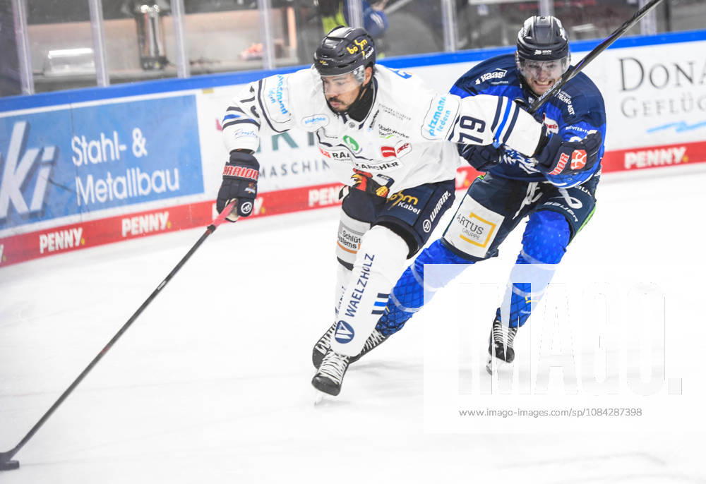 Straubing Tigers vs. Iserlohn Roosters, Eishockey, Deutsche Eishockey Liga, Penny DEL, 7.Spieltag, Saison 2026 2027, 09.10.2026 Hudson Elynuik (Straubing Tigers) hinter Colin Ugbekile (Iserlohn Roosters), Eishockey Herren, Deutsche Eishockey Liga, Penny DEL, 5.Spieltag, Saison 2026 2027 am 09.10.2026 im Eisstadion am Pulverturm, Straubing Tigers (blau) gegen Iserlohn Roosters (weiss)