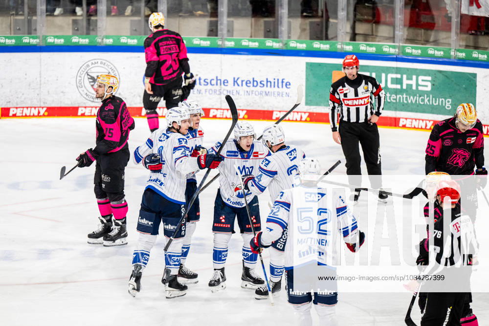 Eishockey - Saison 2026 2027 - Penny DEL - Nürnberg Ice Tigers Icetigers - Adler Mannheim - ThHa - - Torjubel, Freude, Jubel Alexander Ehl (28, Adler Mannheim ) Lennard Nieleck (72, Adler Mannheim ) und Teamkollegen