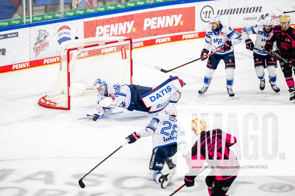 Eishockey - Saison 2026 2027 - Penny DEL - Nürnberg Ice Tigers Icetigers - Adler Mannheim - ThHa - - Maximilian Franzreb (56, Adler Mannheim ) hält mit Hechtsprung