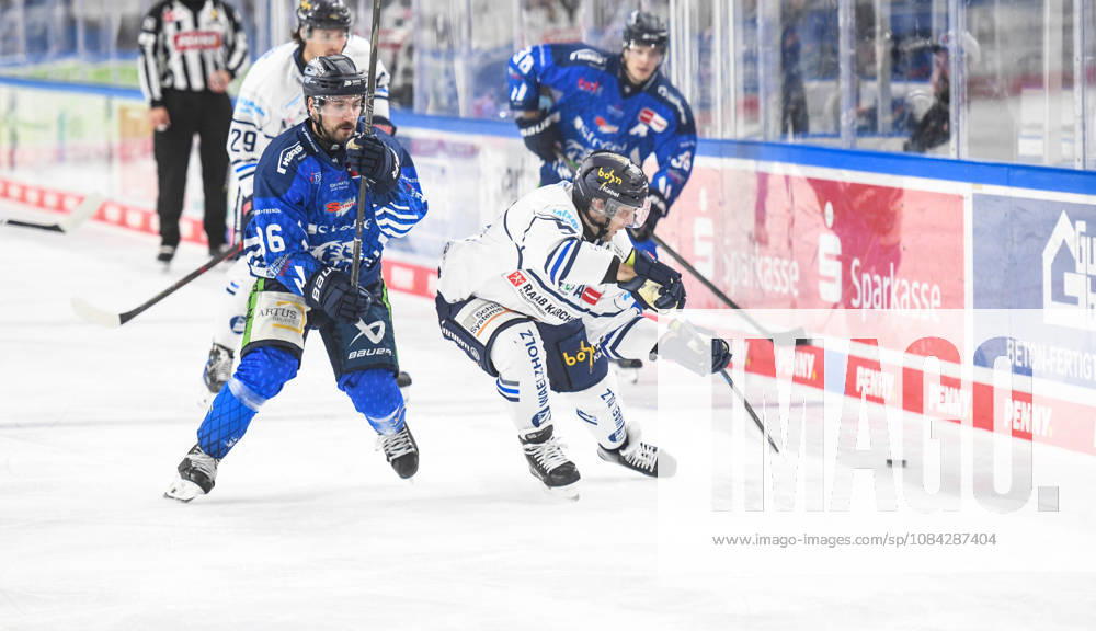 Straubing Tigers vs. Iserlohn Roosters, Eishockey, Deutsche Eishockey Liga, Penny DEL, 7.Spieltag, Saison 2026 2027, 09.10.2026 Skyler McKenzie (Straubing Tigers) im Duell mit Robin Norell (Iserlohn Roosters), Eishockey Herren, Deutsche Eishockey Liga, Penny DEL, 5.Spieltag, Saison 2026 2027 am 09.10.2026 im Eisstadion am Pulverturm, Straubing Tigers (blau) gegen Iserlohn Roosters (weiss)