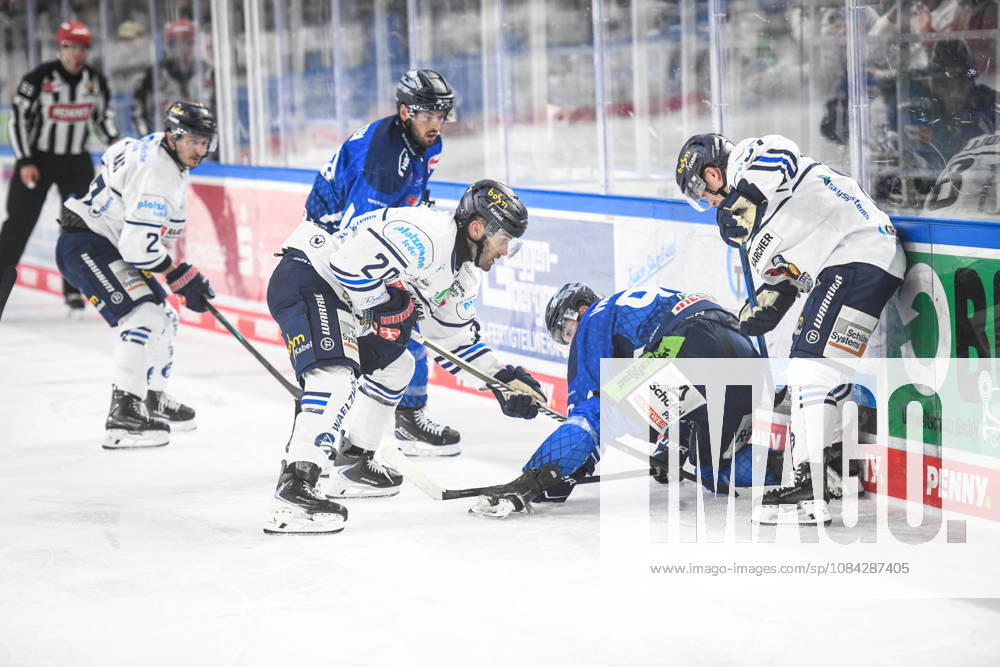 Straubing Tigers vs. Iserlohn Roosters, Eishockey, Deutsche Eishockey Liga, Penny DEL, 7.Spieltag, Saison 2026 2027, 09.10.2026 Filip Varejcka (Straubing Tigers) am Boden mit Justin Scott (Iserlohn Roosters), Eishockey Herren, Deutsche Eishockey Liga, Penny DEL, 5.Spieltag, Saison 2026 2027 am 09.10.2026 im Eisstadion am Pulverturm, Straubing Tigers (blau) gegen Iserlohn Roosters (weiss)