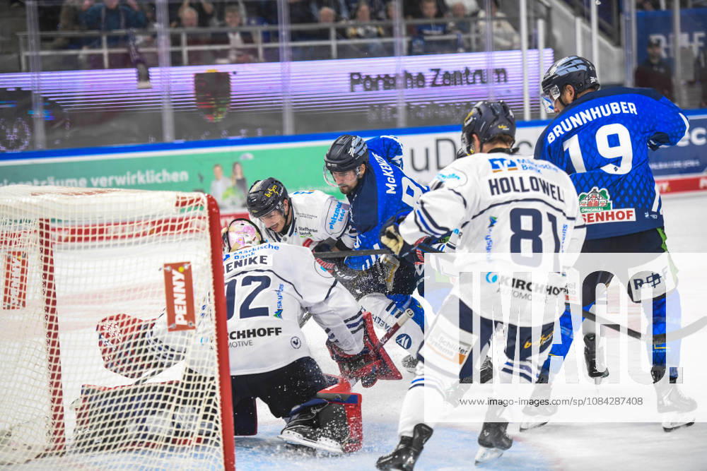 Straubing Tigers vs. Iserlohn Roosters, Eishockey, Deutsche Eishockey Liga, Penny DEL, 7.Spieltag, Saison 2026 2027, 09.10.2026 Skyler McKenzie (Straubing Tigers) vor Andreas Jenike (Iserlohn Roosters), Eishockey Herren, Deutsche Eishockey Liga, Penny DEL, 5.Spieltag, Saison 2026 2027 am 09.10.2026 im Eisstadion am Pulverturm, Straubing Tigers (blau) gegen Iserlohn Roosters (weiss)