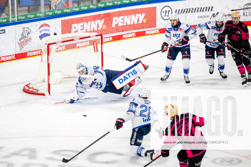 Eishockey - Saison 2026 2027 - Penny DEL - Nürnberg Ice Tigers Icetigers - Adler Mannheim - ThHa - - Maximilian Franzreb (56, Adler Mannheim ) hält mit Hechtsprung