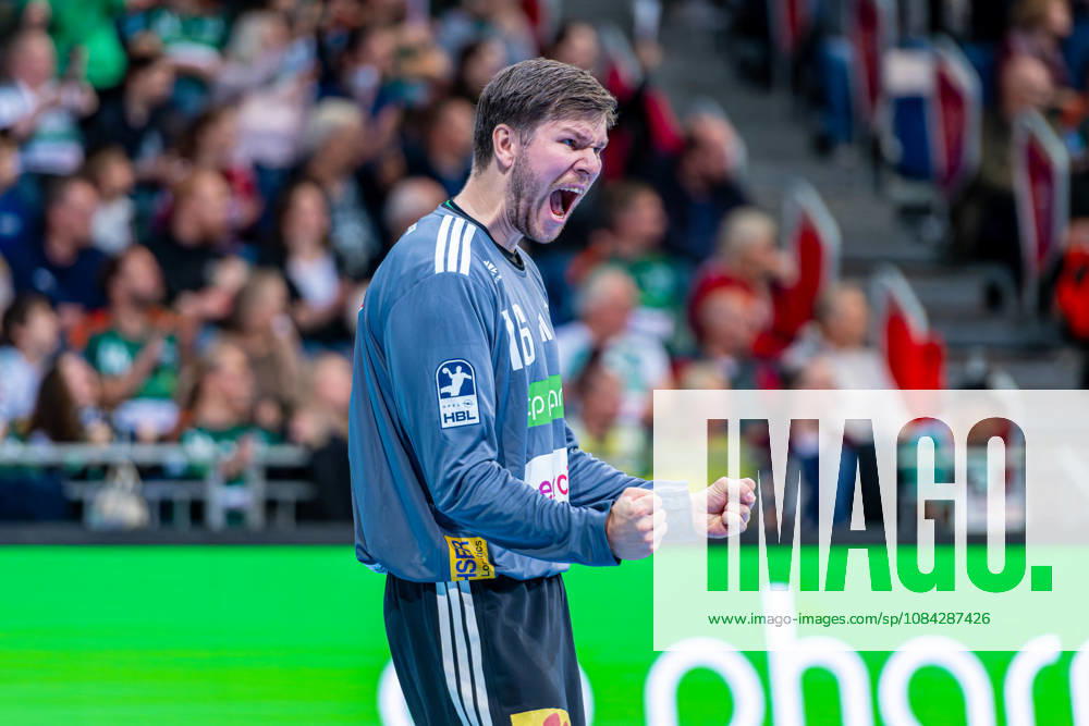 Simon Gade (TSV Hannover-Burgdorf, Nr. 16) (v.l.), TSV Hannover-Burgdorf (grün) gegen SG Flensburg-Handewitt (blau) am 8. Spieltag der Saison 2026 2027 in der Opel Handball-Bundesliga (09.10.2026, ZAG Arena (Hannover, GER),