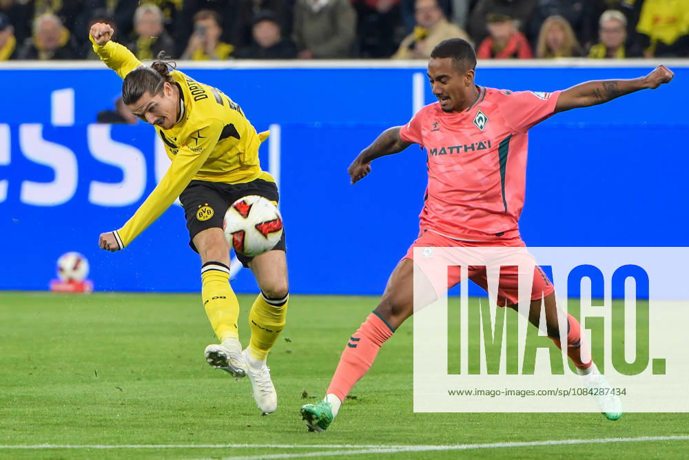 V. li. im Zweikampf Marcel Sabitzer (Dortmund 20) Arthur (Bremen 13) 09.10.2026 ¢ Fussball ¢ Borussia Dortmund vs SV Werder Bremen, Signal Iduna Park, Dortmund, DFB DFL REGULATIONS PROHIBIT ANY USE OF PHOTOGRAPHS AS IMAGE SEQUENCES AND OR QUASI-VIDEO NRW Germany