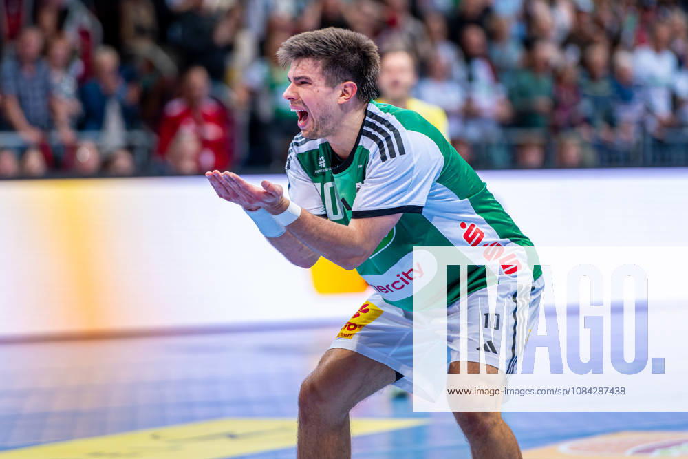 Renars Uscins (TSV Hannover-Burgdorf, Nr. 10) (v.l.), TSV Hannover-Burgdorf (grün) gegen SG Flensburg-Handewitt (blau) am 8. Spieltag der Saison 2026 2027 in der Opel Handball-Bundesliga (09.10.2026, ZAG Arena (Hannover, GER),