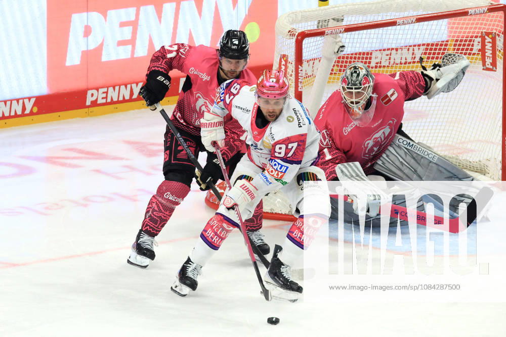 DEU, GER, Eishockey, Spieltag, Saison 2026 27, Berlin, Eisbaeren Berlin vs. Grizzly Wolfsburg Gabriel Fontaine ( Eisbaeren Berlin 97 ), Dustin Strahlmeier ( Grizzly Wolfsburg 1 ), Justin Feser ( Grizzly Wolfsburg 71 ) nordphoto GmbH Engler Stadt Uber-Arena Bundesland Land