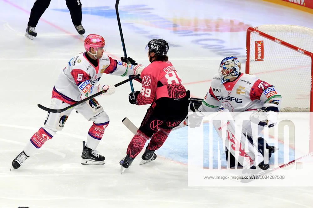 DEU, GER, Eishockey, Spieltag, Saison 2026 27, Berlin, Eisbaeren Berlin vs. Grizzly Wolfsburg Jonas Neffin ( Eisbaeren Berlin 75 ), Mitch Reinke ( Eisbaeren Berlin 5 ), Matt Choupani ( Grizzly Wolfsburg 89 ) nordphoto GmbH Engler Stadt Uber-Arena Bundesland Land