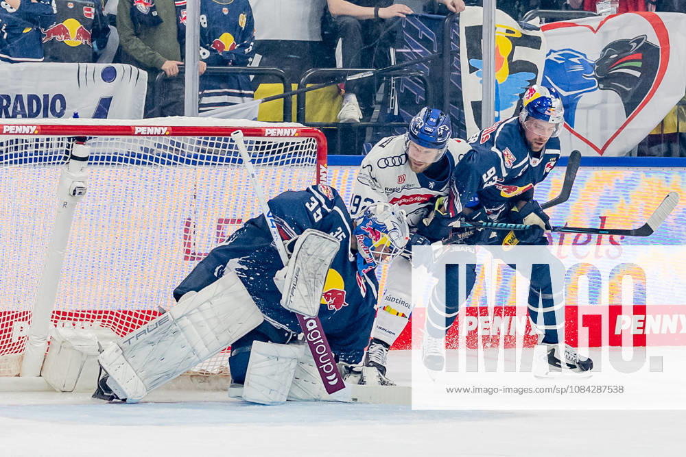 Mathias Niederberger (Torwart, EHC Red Bull Muenchen, 35) sichert einen Puck vor Daniel Schmoelz (ERC Ingolstadt, 92), rechts Maximilian Kastner (EHC Red Bull Muenchen, 93) GER, EHC Red Bull Muenchen vs. ERC Ingolstadt, DEL, Saison 2026 2027, 7. Spieltag, 09.10.2026. Foto: HMB Media Franz Feiner