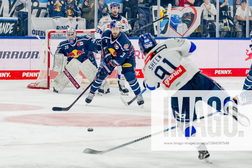 Mathias Niederberger (Torwart, EHC Red Bull Muenchen, 35) und Lukas Klok (EHC Red Bull Muenchen, 03) erwarten den Schuss von Riley Sheen (ERC Ingolstadt, 91), dahinter Austen Keating (ERC Ingolstadt, 89) GER, EHC Red Bull Muenchen vs. ERC Ingolstadt, DEL, Saison 2026 2027, 7. Spieltag, 09.10.2026. Foto: HMB Media Franz Feiner
