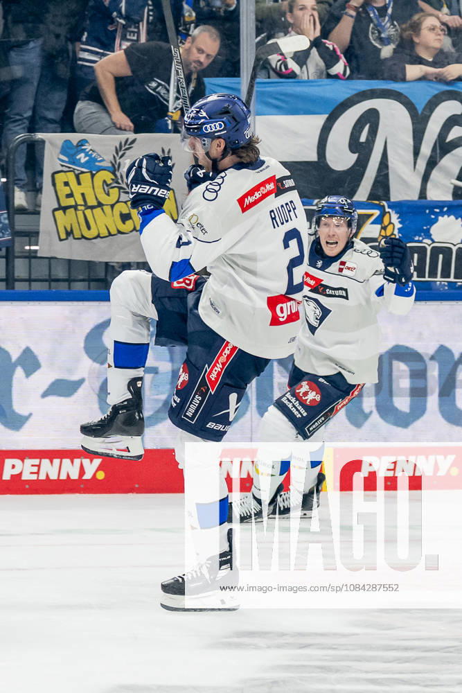 Sam Ruopp (ERC Ingolstadt, 02) bejubelt sein Tor zum 0:3 GER, EHC Red Bull Muenchen vs. ERC Ingolstadt, DEL, Saison 2026 2027, 7. Spieltag, 09.10.2026. Foto: HMB Media Franz Feiner