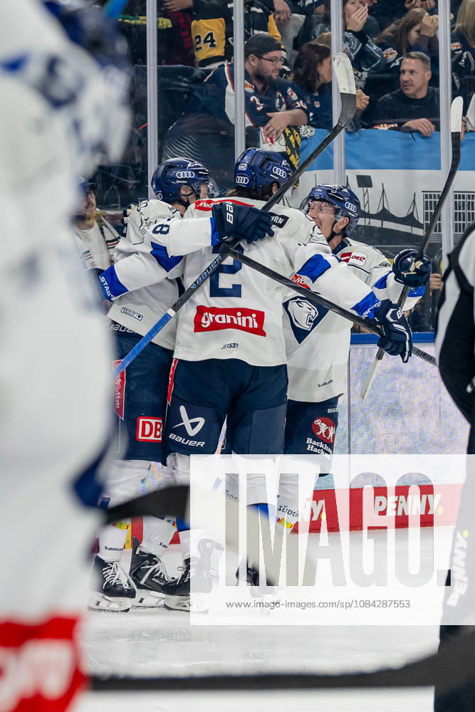 Die Ingolstaedter bejubeln mit Sam Ruopp (ERC Ingolstadt, 02) dessen Tor zum 0:3 GER, EHC Red Bull Muenchen vs. ERC Ingolstadt, DEL, Saison 2026 2027, 7. Spieltag, 09.10.2026. Foto: HMB Media Franz Feiner