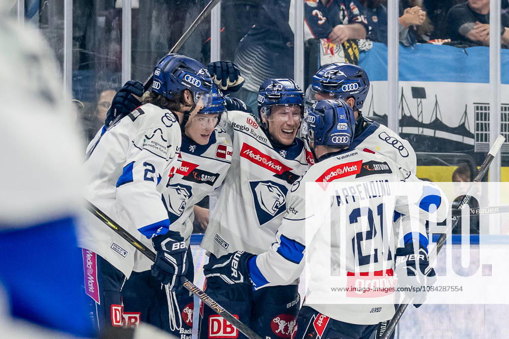 Die Ingolstaedter bejubeln mit Sam Ruopp (ERC Ingolstadt, 02) dessen Tor zum 0:3 GER, EHC Red Bull Muenchen vs. ERC Ingolstadt, DEL, Saison 2026 2027, 7. Spieltag, 09.10.2026. Foto: HMB Media Franz Feiner