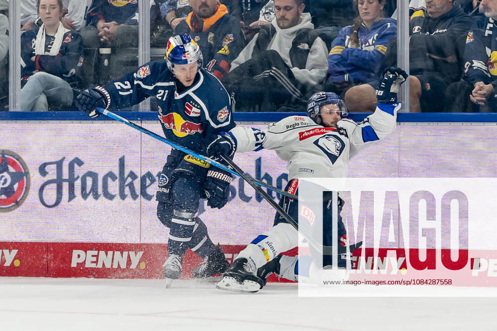 Kampf um den Puck Zweikampf zwischen Dominik Kahun (EHC Red Bull Muenchen, 21) und Nicolas Appendino (ERC Ingolstadt, 21) GER, EHC Red Bull Muenchen vs. ERC Ingolstadt, DEL, Saison 2026 2027, 7. Spieltag, 09.10.2026. Foto: HMB Media Franz Feiner