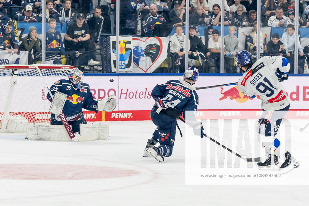 Ryan Murphy (EHC Red Bull Muenchen, 24) kann den Schuss von Riley Sheen (ERC Ingolstadt, 91) auf das Tor von Mathias Niederberger (Torwart, EHC Red Bull Muenchen, 35) nicht verhindern GER, EHC Red Bull Muenchen vs. ERC Ingolstadt, DEL, Saison 2026 2027, 7. Spieltag, 09.10.2026. Foto: HMB Media Franz Feiner