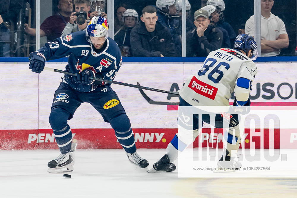 Kampf um den Puck Zweikampf zwischen Maximilian Kastner (EHC Red Bull Muenchen, 93) und Daniel Pietta (ERC Ingolstadt, 86) GER, EHC Red Bull Muenchen vs. ERC Ingolstadt, DEL, Saison 2026 2027, 7. Spieltag, 09.10.2026. Foto: HMB Media Franz Feiner