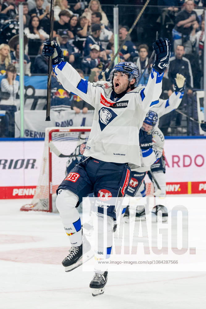 Sam Ruopp (ERC Ingolstadt, 02) bejubelt sein Tor zum 0:4 GER, EHC Red Bull Muenchen vs. ERC Ingolstadt, DEL, Saison 2026 2027, 7. Spieltag, 09.10.2026. Foto: HMB Media Franz Feiner