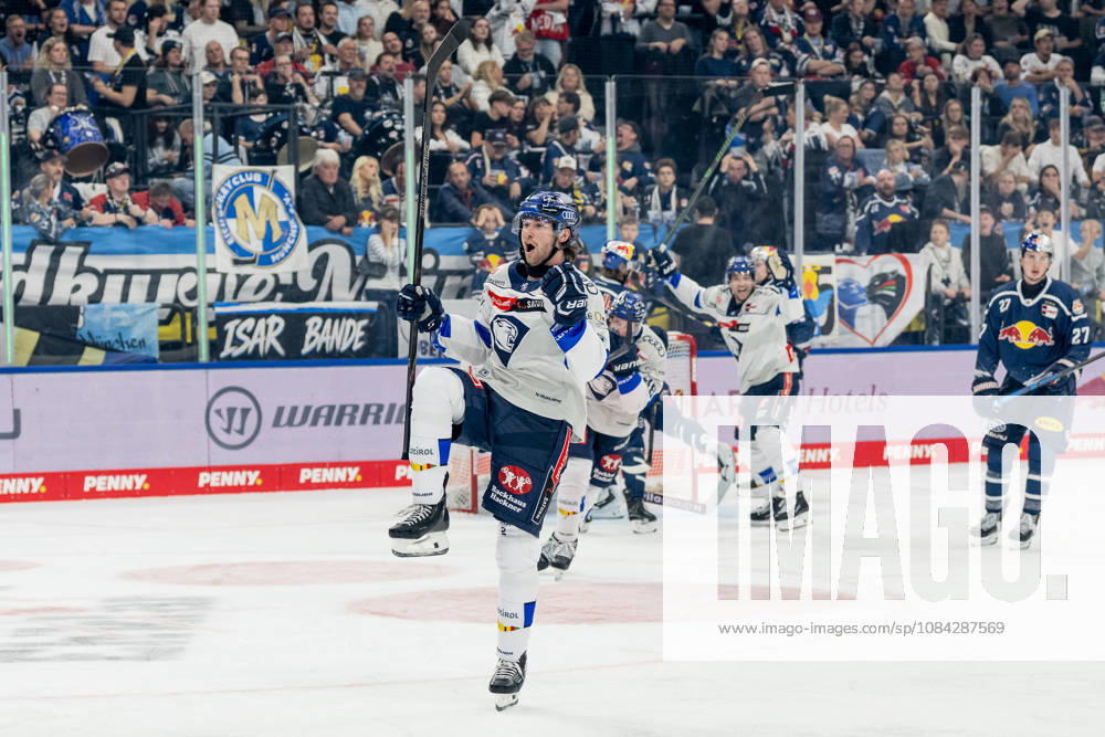 Sam Ruopp (ERC Ingolstadt, 02) bejubelt sein Tor zum 0:4 GER, EHC Red Bull Muenchen vs. ERC Ingolstadt, DEL, Saison 2026 2027, 7. Spieltag, 09.10.2026. Foto: HMB Media Franz Feiner