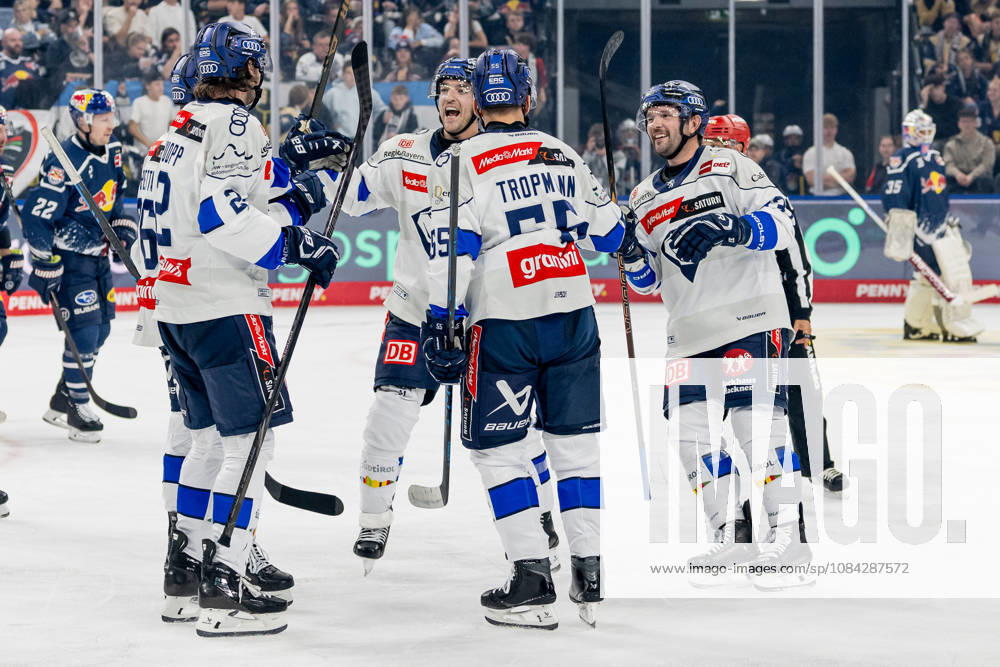Die Ingolstaedter bejubeln mit Sam Ruopp (ERC Ingolstadt, 02) dessen zweites Tor zum 0:4 GER, EHC Red Bull Muenchen vs. ERC Ingolstadt, DEL, Saison 2026 2027, 7. Spieltag, 09.10.2026. Foto: HMB Media Franz Feiner