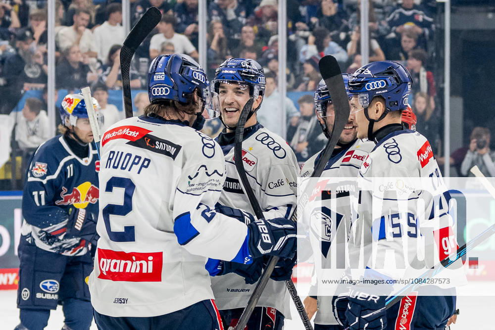 Die Ingolstaedter bejubeln mit Sam Ruopp (ERC Ingolstadt, 02) dessen zweites Tor zum 0:4 GER, EHC Red Bull Muenchen vs. ERC Ingolstadt, DEL, Saison 2026 2027, 7. Spieltag, 09.10.2026. Foto: HMB Media Franz Feiner