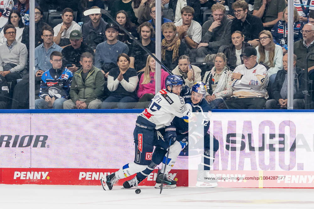 Kampf um den Puck Zweikampf zwischen Leon Huettl (ERC Ingolstadt, 25) und Brady Ferguson (EHC Red Bull Muenchen, 12) GER, EHC Red Bull Muenchen vs. ERC Ingolstadt, DEL, Saison 2026 2027, 7. Spieltag, 09.10.2026. Foto: HMB Media Franz Feiner
