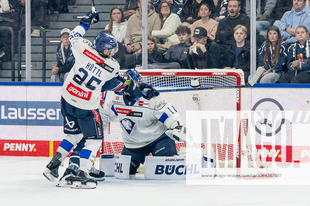 Veit Oswald (EHC Red Bull Muenchen, 27) verpasst gegen Leon Huettl (ERC Ingolstadt, 25) und Jonas Stettmer (Torwart, ERC Ingolstadt, 01) GER, EHC Red Bull Muenchen vs. ERC Ingolstadt, DEL, Saison 2026 2027, 7. Spieltag, 09.10.2026. Foto: HMB Media Franz Feiner