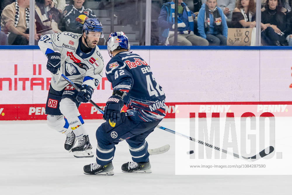 Kampf um den Puck Zweikampf zwischen Riley Sheen (ERC Ingolstadt, 91) und Yasin Ehliz (EHC Red Bull Muenchen, 42) GER, EHC Red Bull Muenchen vs. ERC Ingolstadt, DEL, Saison 2026 2027, 7. Spieltag, 09.10.2026. Foto: HMB Media Franz Feiner